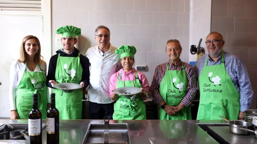 Carmelo Bosque cocina boliches ‘Legado de Ascara’ de Atades con los alumnos del club Inclucina