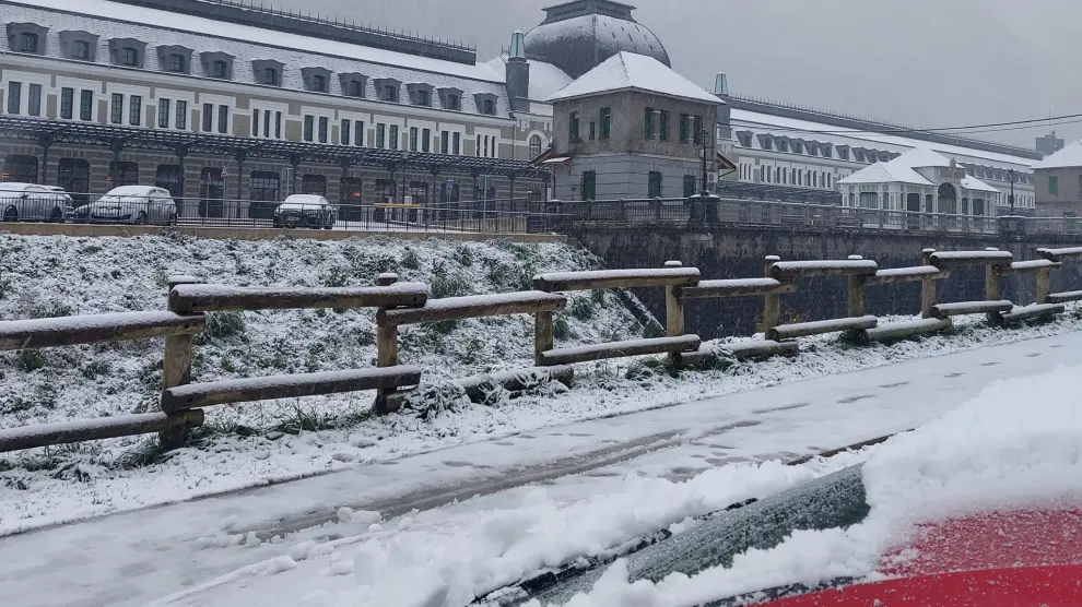 La estación de Canfranc ha amanecido este viernes cubierta de nieve.