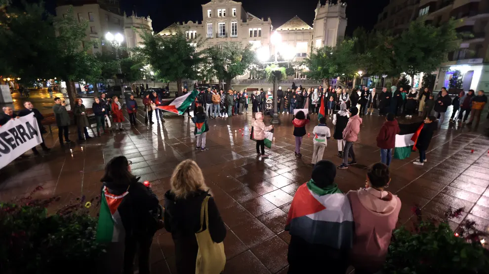 La plaza Navarra ha acogido la vigilia por Palestina.