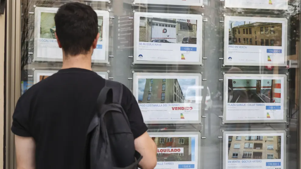 Un joven mira anuncios de pisos en Huesca ciudad.