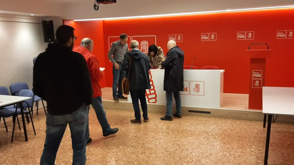 Votación en sede del PSOE de Huesca, este pasado sábado.