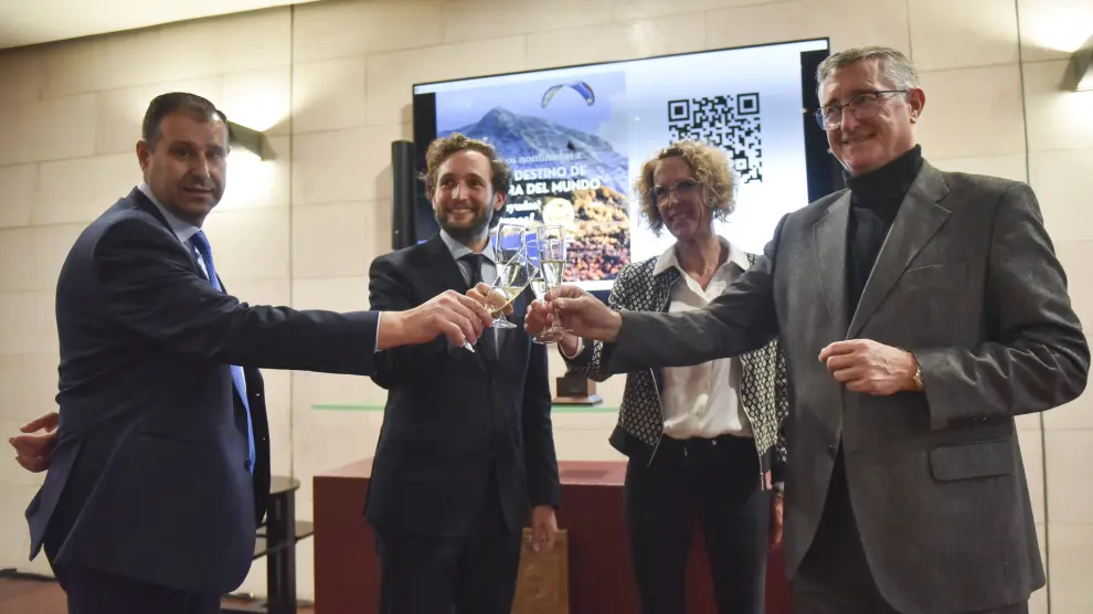 Sergio Serra, diputado de Turismo; Isaac Claver, presidente de la DPH; Inés Dewulf, presidenta de la Asociación de Turismo Deportivo, y el consejero Manuel Blasco, brindando este martes.