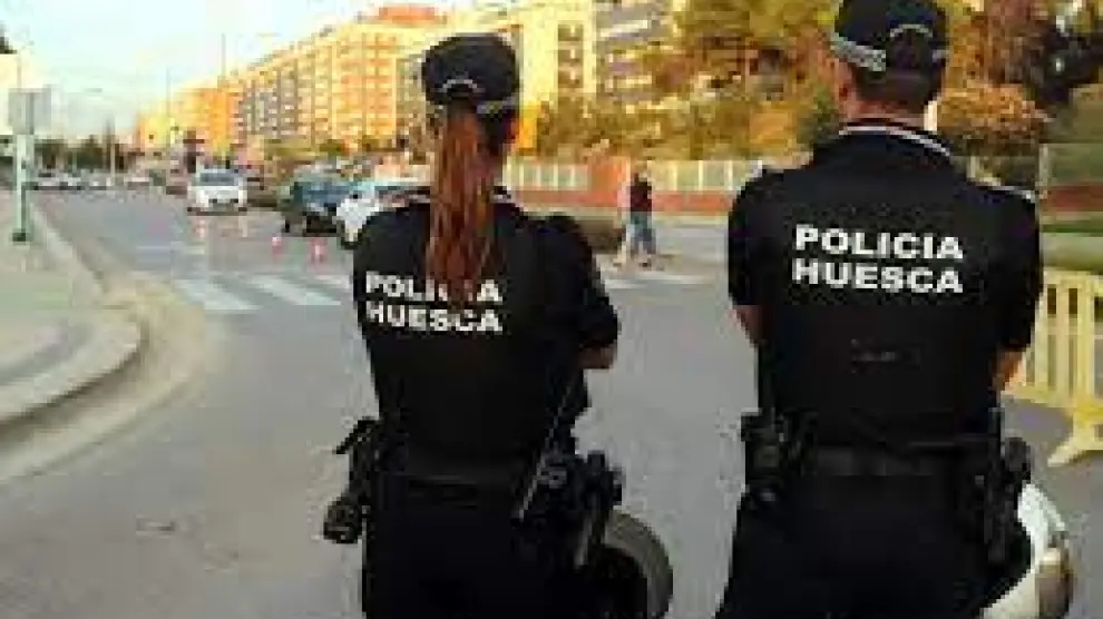 Agentes de la Policía Local de Huesca vigilando el tráfico en la ciudad.