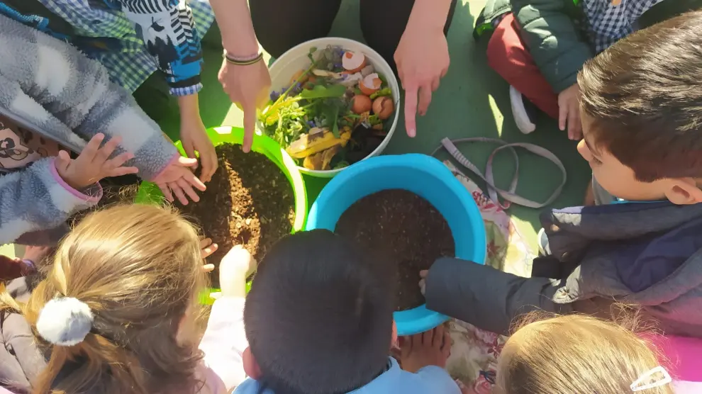 Actividad de compostaje con alumnos de Sobrarbe.