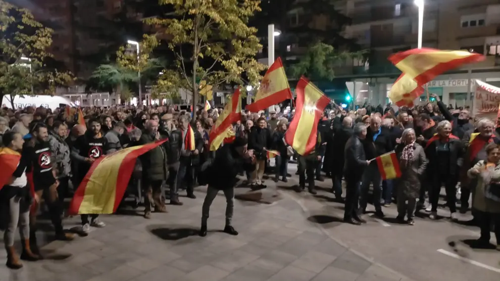 Fotografía de la concentración ante la sede del PSOE.