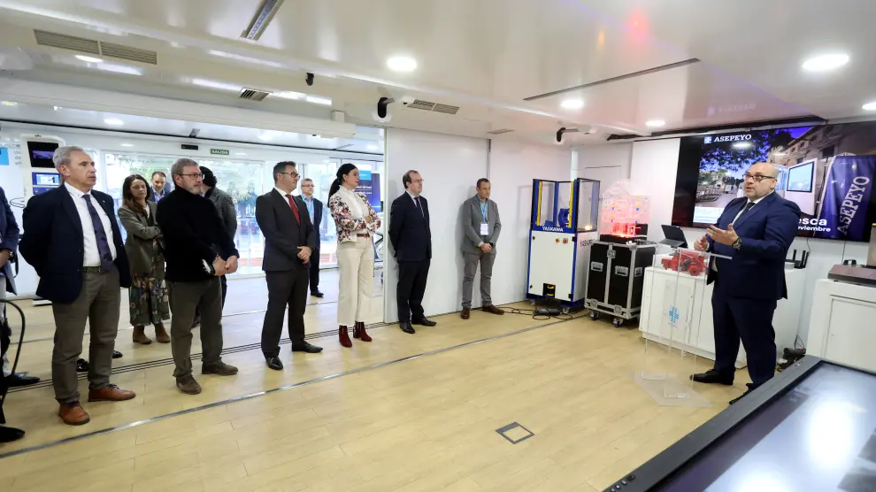Presentación en Huesca de la unidad móvil ‘Ruta 151’ con la asistencia de la alcaldesa de Huesca