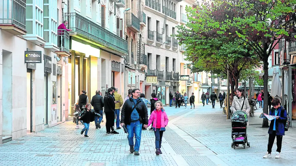 Ambiente por una de las calles más comerciales de la ciudad de Huesca, el Coso.