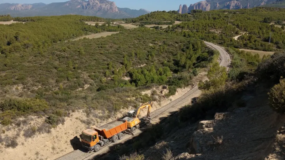 Un camión trabajando en la renovación del trazado ferroviario entre Ayerbe y Caldearenas.