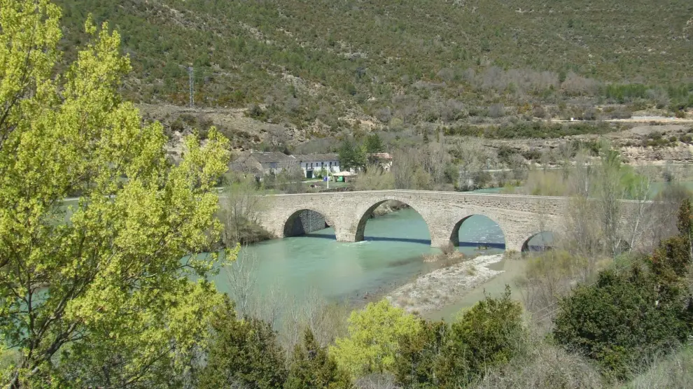 Aspecto que presenta el puente medieval en Anzánigo.