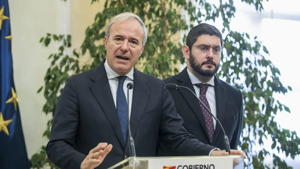 El presidente de Aragón, Jorge Azcón, acompañado por el vicepresidente, Alejandro Nolasco, en su comparecencia.
