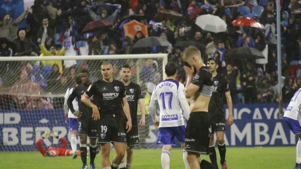 Pulido se tapa la cara con la camiseta tras caer en La Romareda en la temporada 2017/18.