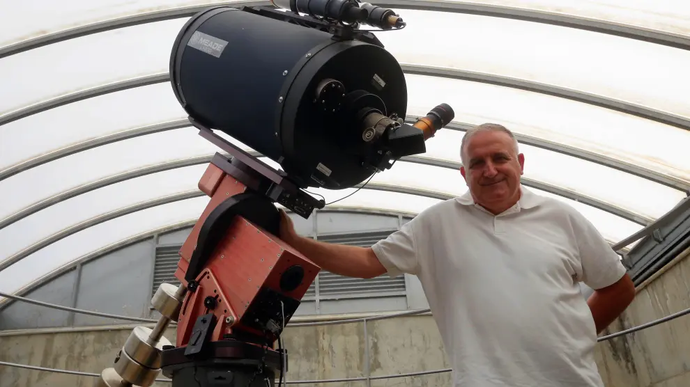 Alberto Solanes posa junto a un telescopio.