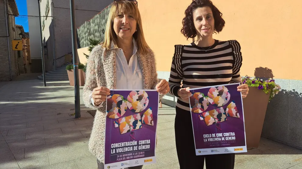 Berta Fernandez y Elena Buil muestran los carteles.