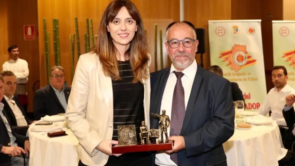Azucena Garanto recibió el Trofeo Miguel Ángel Tolosana por la labor en el Huesca femenino.