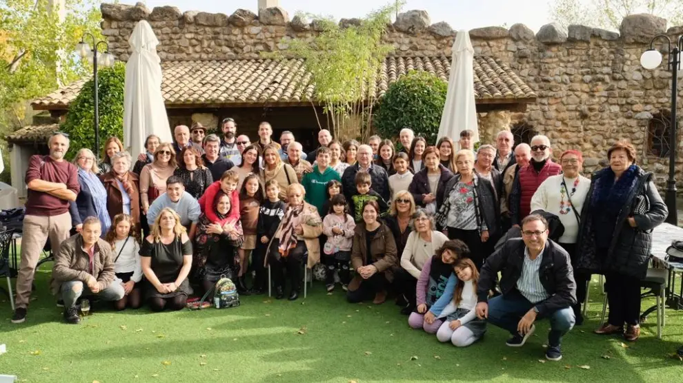 La familia de casa Castillo, de Lupiñén, se reúne para celebrar el aniversario de su tía María.