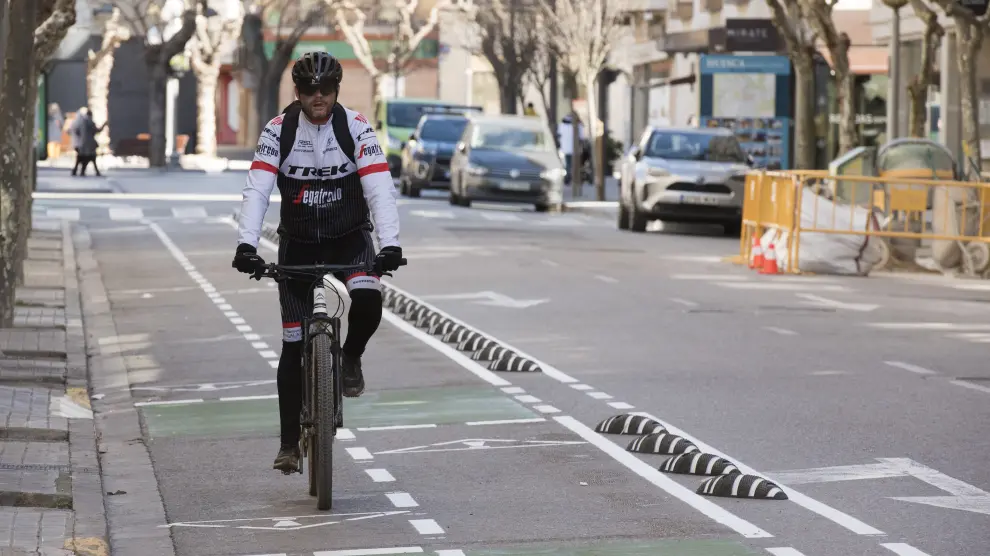 Un ciclista a su paso por el carril bici de la calle Alcoraz