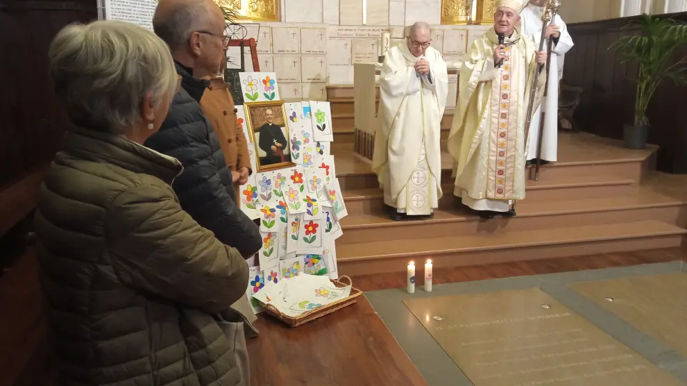 Ángel Pérez rezó el responso ante la tumba del obispo Milián, en la catedral