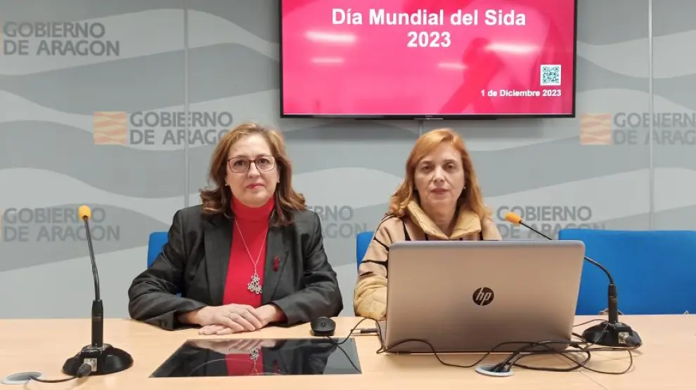 Rosa Martínez y la directora general de Salud Pública del Gobierno de Aragón, Nuria Gayán.