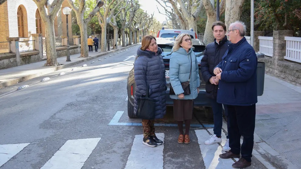 Miembros del Grupo Socialista de Huesca en la calle del Parque.