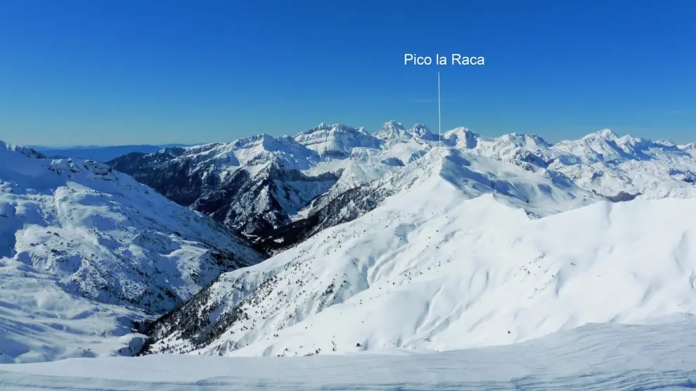 Vista del Pico La Raca cubierto de nieve.