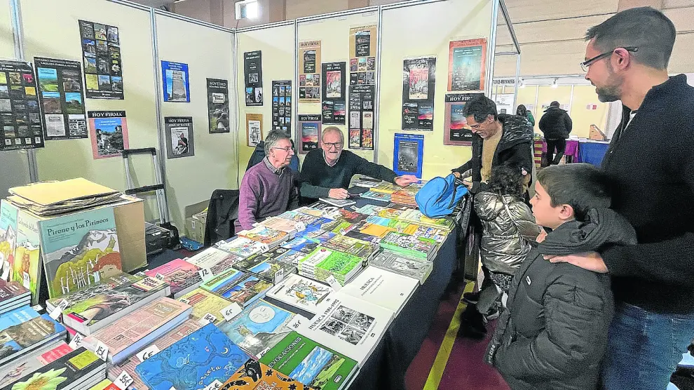 Celedonio García y José Antonio Adell firmaron ejemplares de sus libros.