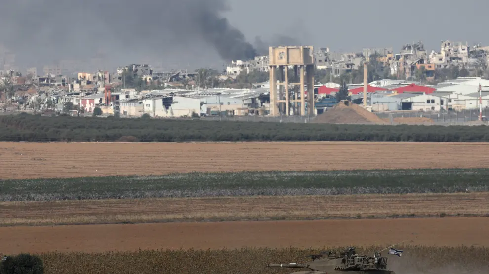 Columna de humo en Nahal Oz, cerca de la Franja de Gaza, este viernes.