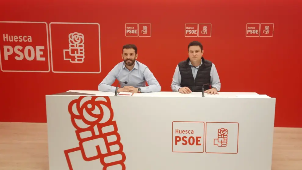 Enrique Pueyo, alcalde de Aínsa, y Antonio Biescas, alcalde de Ayerbe, en la rueda de prensa en la sede socialista.