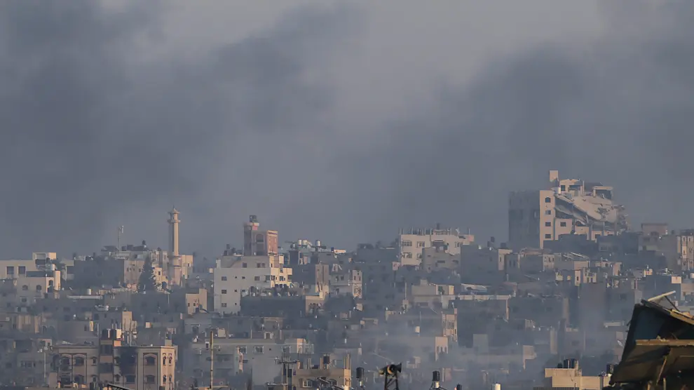 El humo era visible ayer tras los bombardeos israelíes en Khan Younis, al sur de la Franja de Gaza. MIDEAST ISRAEL PALESTINIANS GAZA CONFLICT
