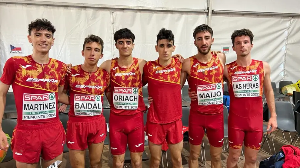 Oriach, tercero por la izquierda, con varios de los que van a ser sus compañeros de equipo en Omán