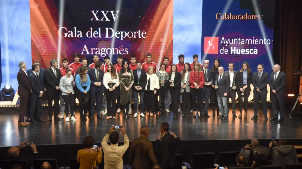 Foto de familia de los premiados en la Gala del Deporte Aragonés.