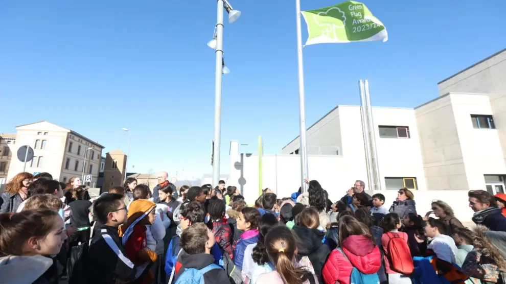 La alcaldesa y escolares del Colegio San Vicente han izado la Green Flag en el Parque Universidad.