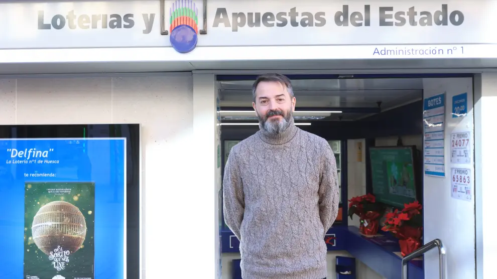 José Antonio Rufas frente a la Administración de Lotería número 1 de Huesca.
