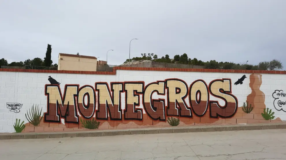 La artista ha realizado varios murales bajo el tema 'Monegros, la esencia'.