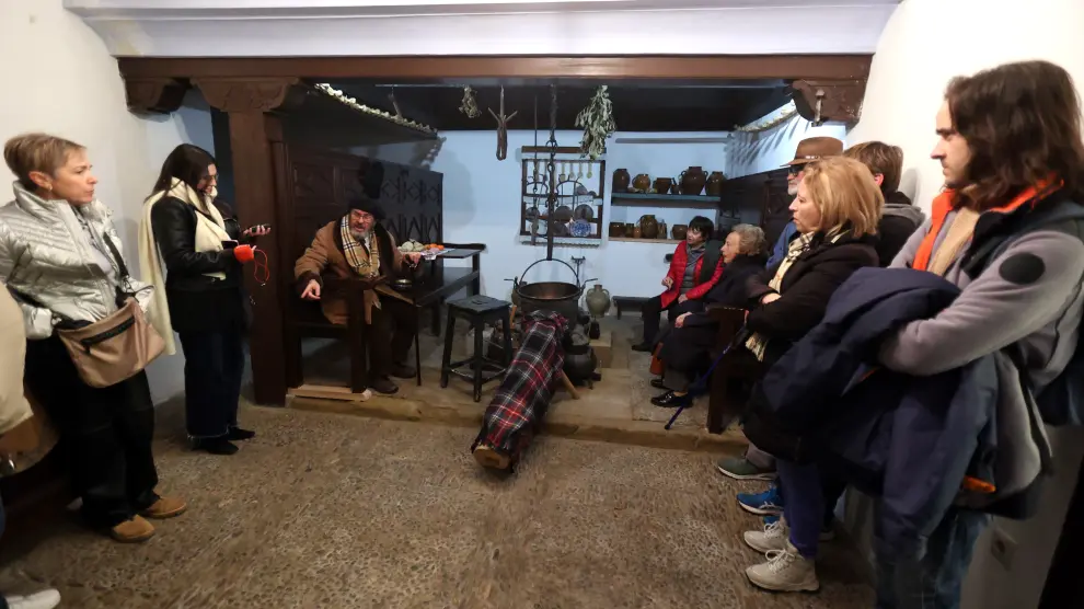 El “abuelo Ramón” cuenta la historia de la tronca de Navidad a los participantes en la visita guiada.