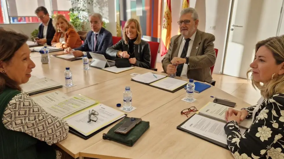 La consejera de Educación y la directora general de Universidades, en primer término, durante la última comisión mixta Gobierno de Aragón-Universidad de Zaragoza.