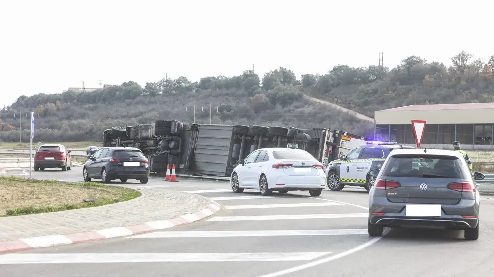 Así ha quedado el vehículo tras sufrir un accidente en las cercanías de la capital altoaragonesa