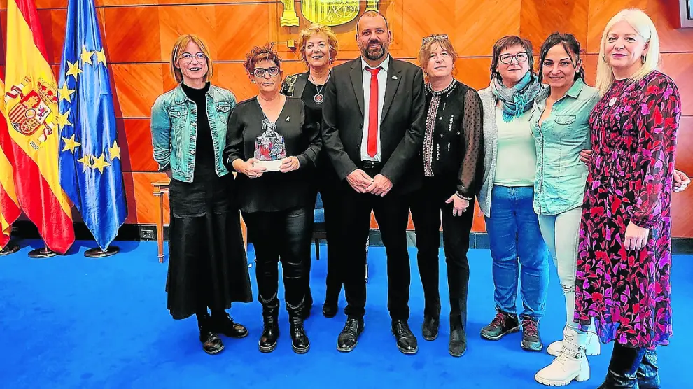 Integrantes de Tejiendo Sorodidad, en la entrega del premio Meninas.