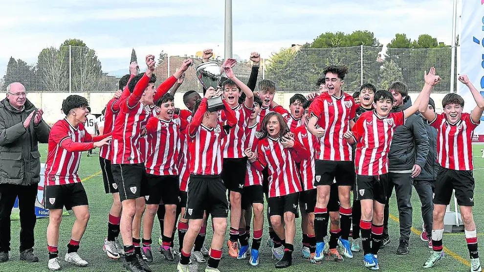 Los jugadores del Athletic celebran la victoria con el trofeo.