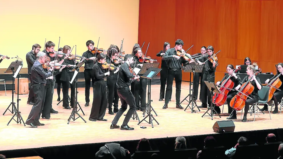 La Orquesta de Cámara de Huesca y La Caja de Música en su concierto en el Auditorio Carlos Saura del Palacio de Congresos.