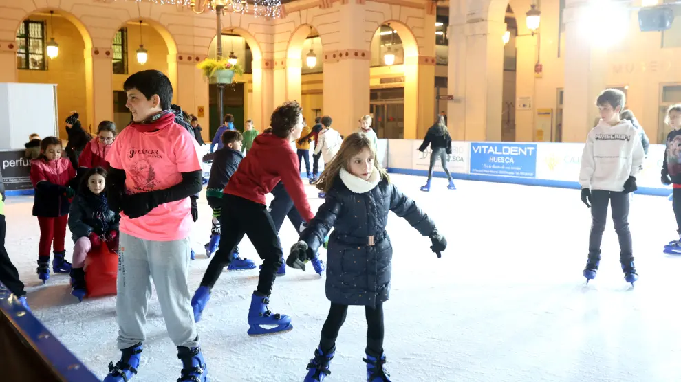 Los pequeños aprenden pronto a mantenerse sobre los patines de cuchilla y disfrutan deslizándose sobre el hielo.