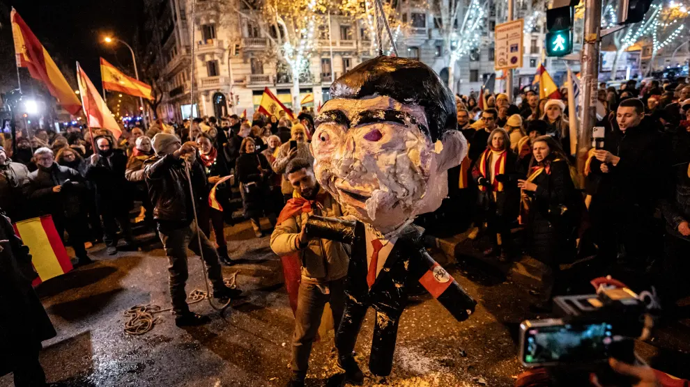 Protesta en Ferraz en Nochevieja en la que se apaleó un muñeco de Pedro Sánchez.