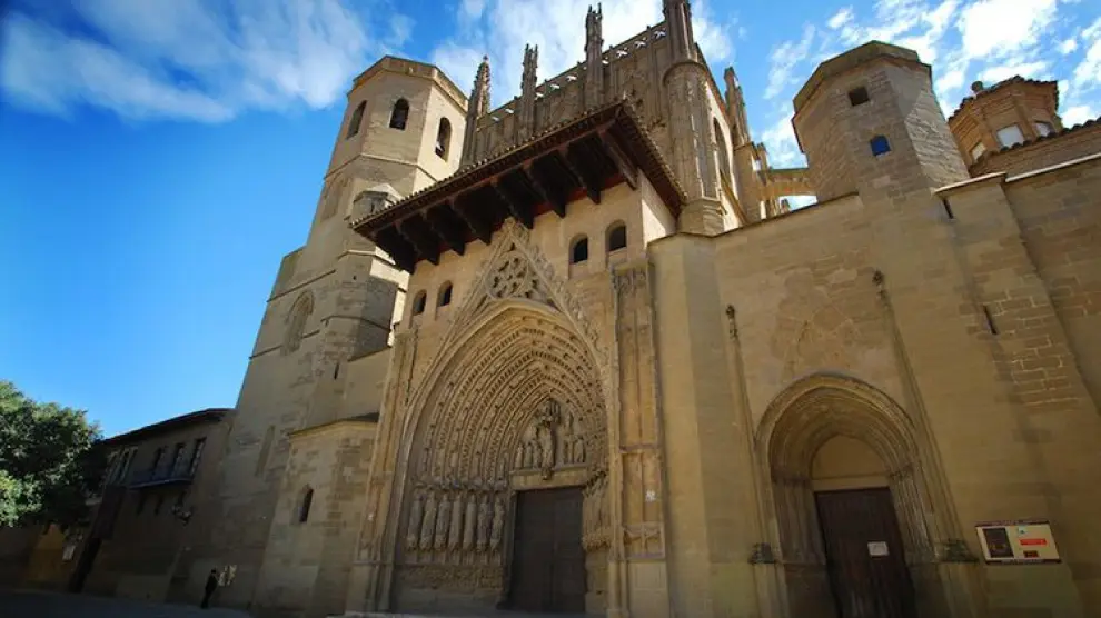 Vista general de la Catedral de Huesca y el Museo Diocesano, desde la plaza de la Catedral