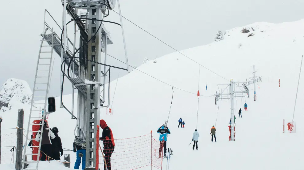 La estación de esquí de Candanchú ha recibido este lunes a numerosos deportistas