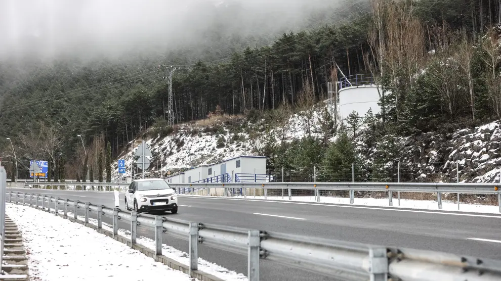 Estado de la autovía A-23 a la altura del municipio de Arguis tras las nevadas del miércoles.
