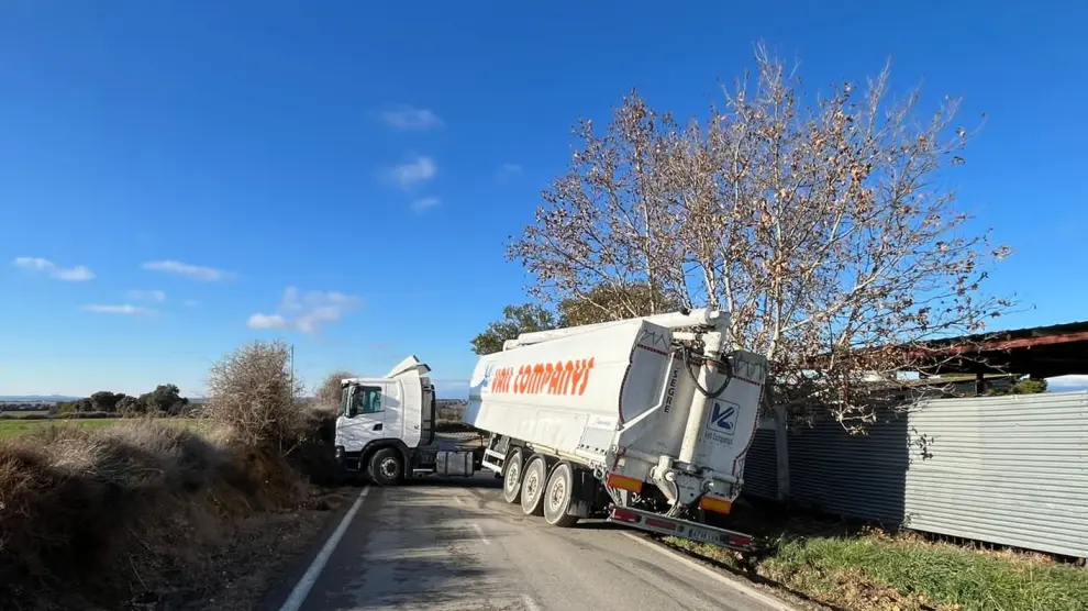 El camión tráiler cruzado en al carretera próxima a Berbegal.