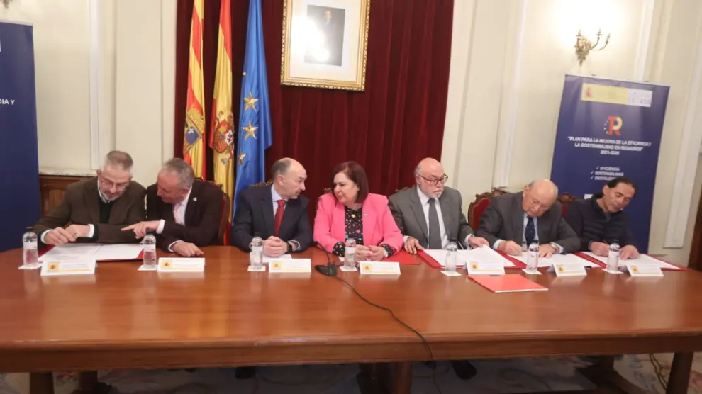 Firma de los convenios de las comunidades de regantes este miércoles en el sede de la Subdelegación del Gobierno en Huesca.
