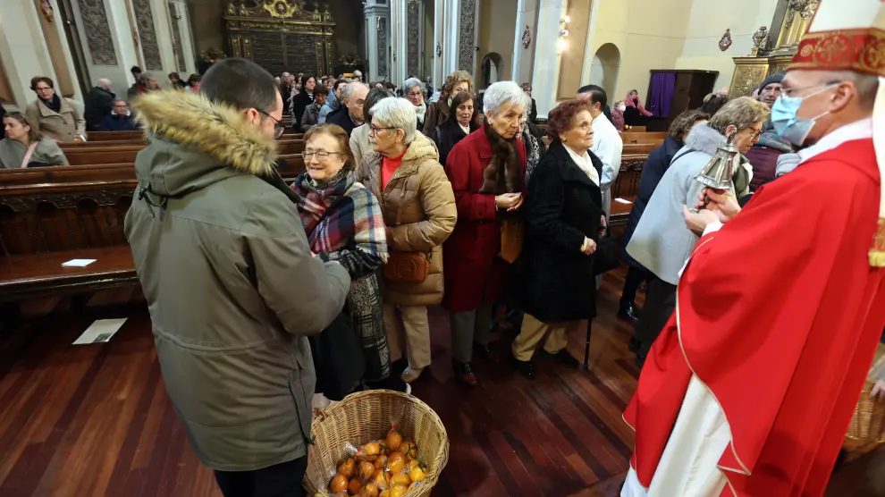 Celebración de la eucaristía en honor a San Vicente, el año pasado, con el tradicional reparto de naranjas.