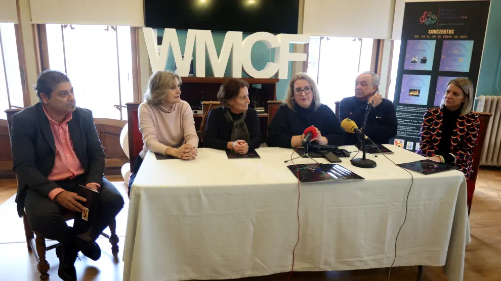 Ramón Acín, Maribel Bailo, Teruca Moreno, Nati Ballarín, José Luis González y Nuria Mur, en la rueda de prensa.