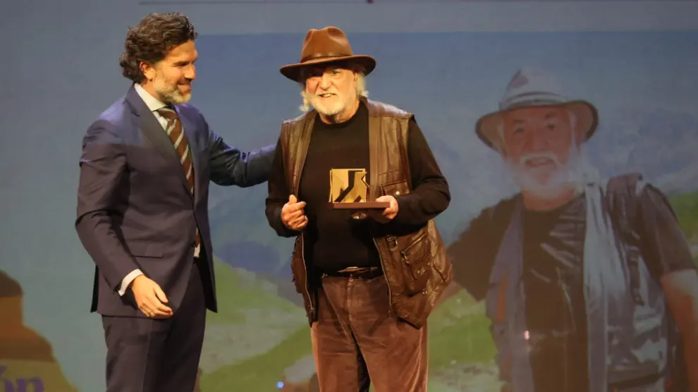 Eugenio Monesma con la pajarita de oro en Cultura que le entregó a Íñigo de Yarza