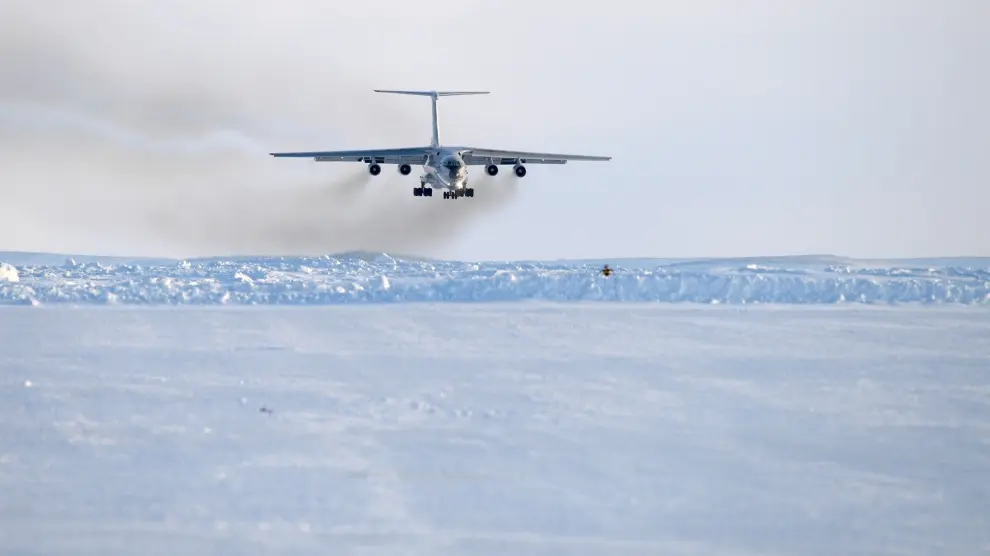 Un avión aterrizando en Rusia